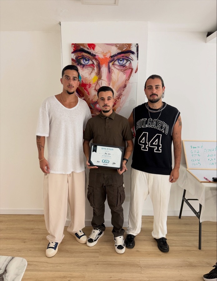 בוגר קורס הספרות של OCD עם תעודת סיום, לצד שילה ואלעד
