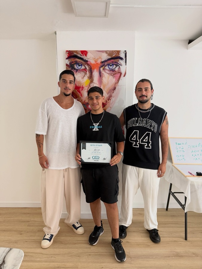 בוגר קורס הספרות של OCD עם תעודת סיום, לצד שילה ואלעד