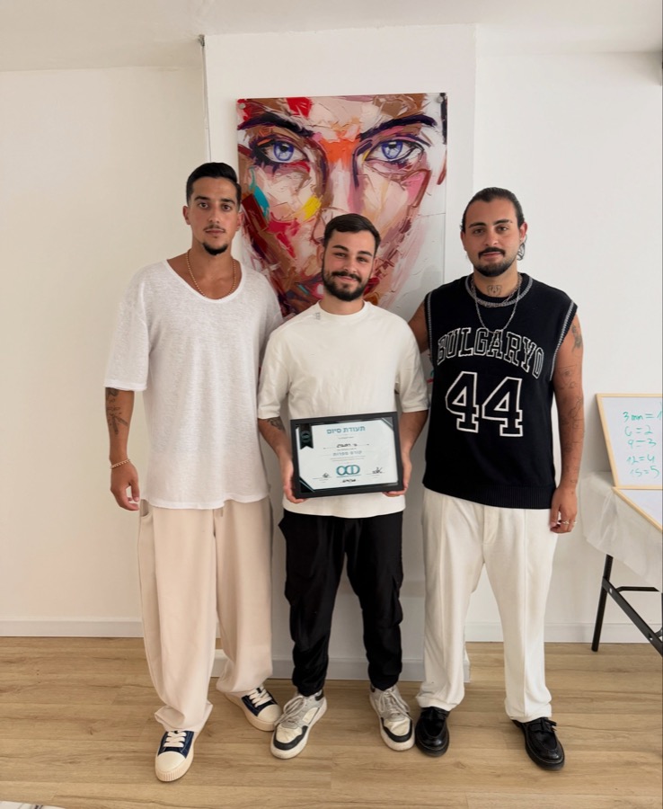 בוגר קורס הספרות של OCD עם תעודת סיום, לצד שילה ואלעד